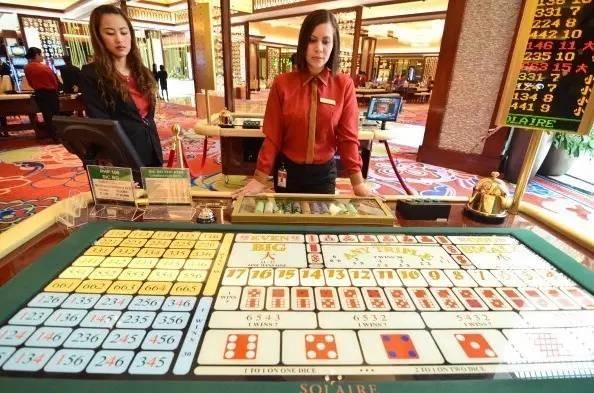 新澳门与香港天天免费精准大全2025,词语释义、专家解析解释与落实与警惕虚假宣传